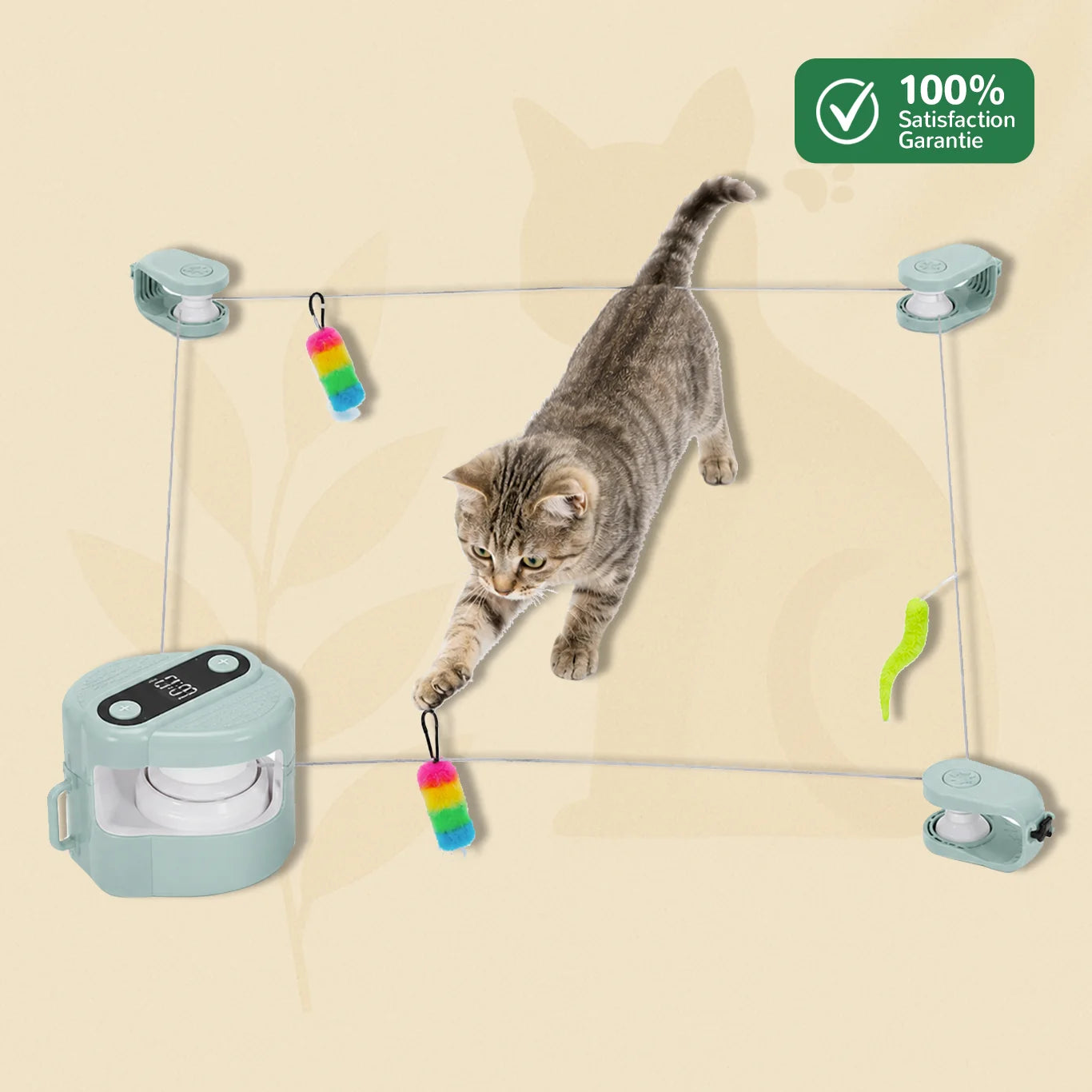 Chat poursuivant les leurres mobiles du jouet interactif automatique ChaseTrack installé en circuit