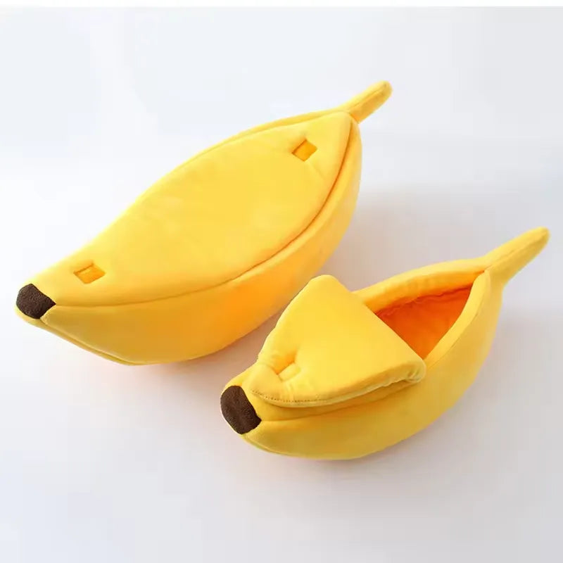 Lit banane pour chat BanaChat présenté en deux tailles avec forme originale et couchage ouvert