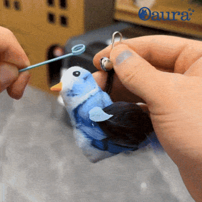 Démonstration du jouet oiseau interactif BirdyFun qui se balance sur sa tige flexible pour stimuler l’instinct de chasse du chat
