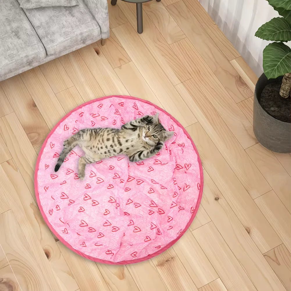 Chat allongé sur le modèle rose du jouet interactif CaptiChat