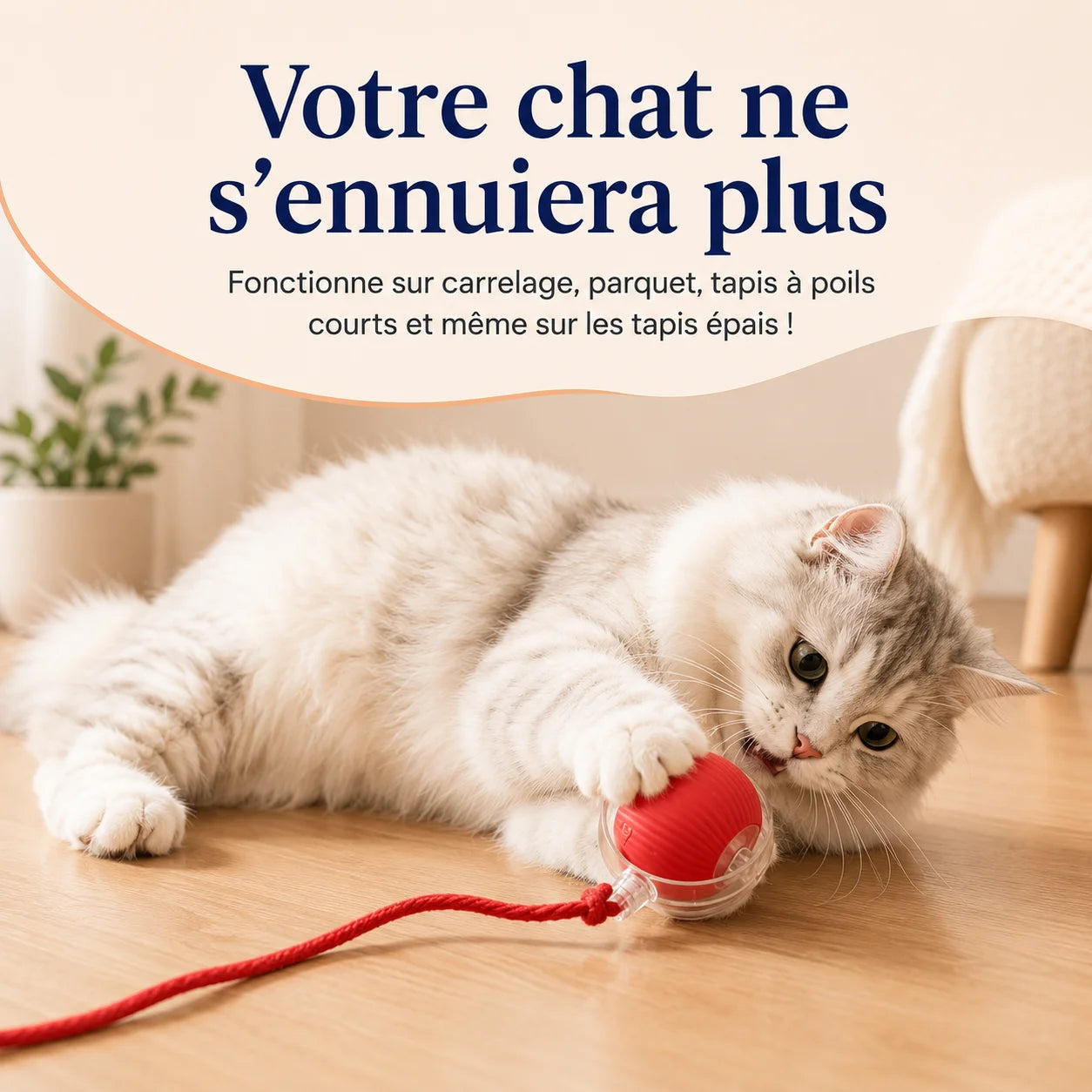 Chat jouant avec la balle automatique PawBall sur un sol intérieur