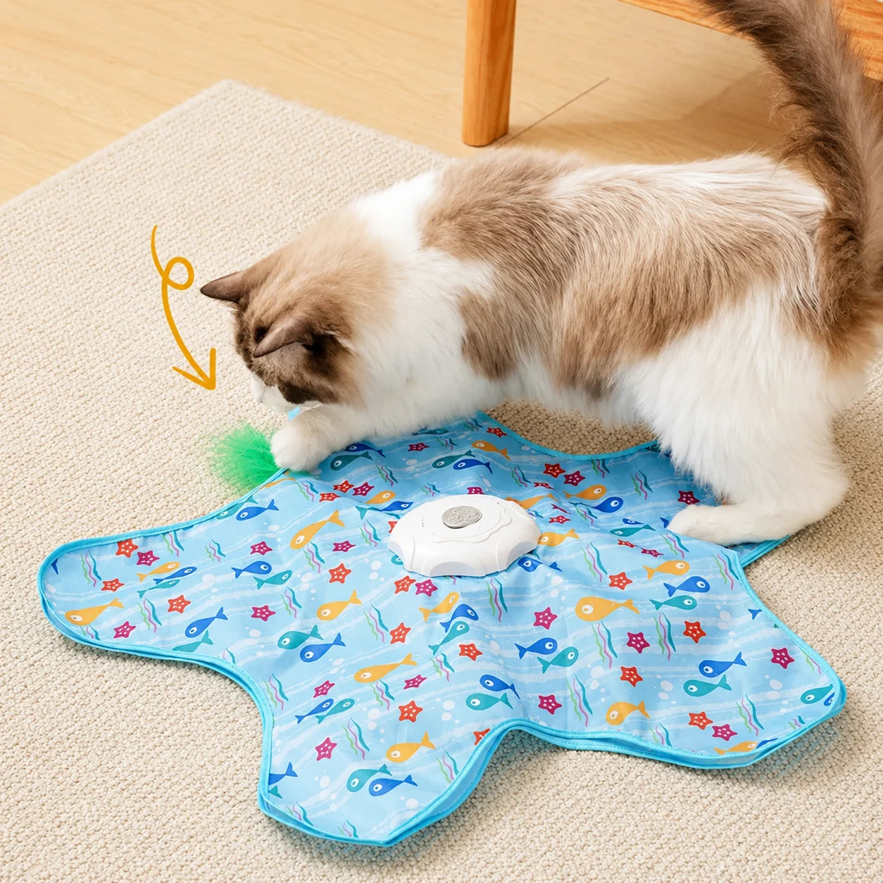 Chat attrapant la plume mobile sous le tapis interactif TapiCache - instinct de chasse activé