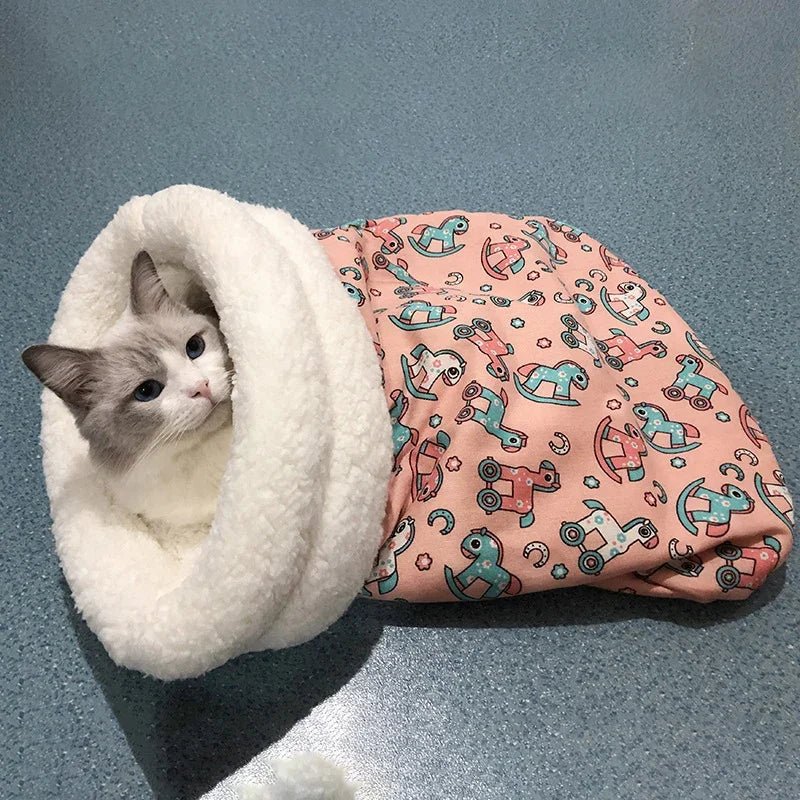 Sac de couchage pour chat CosyFelin rose avec chat allongé dans un cocon chaud et rassurant