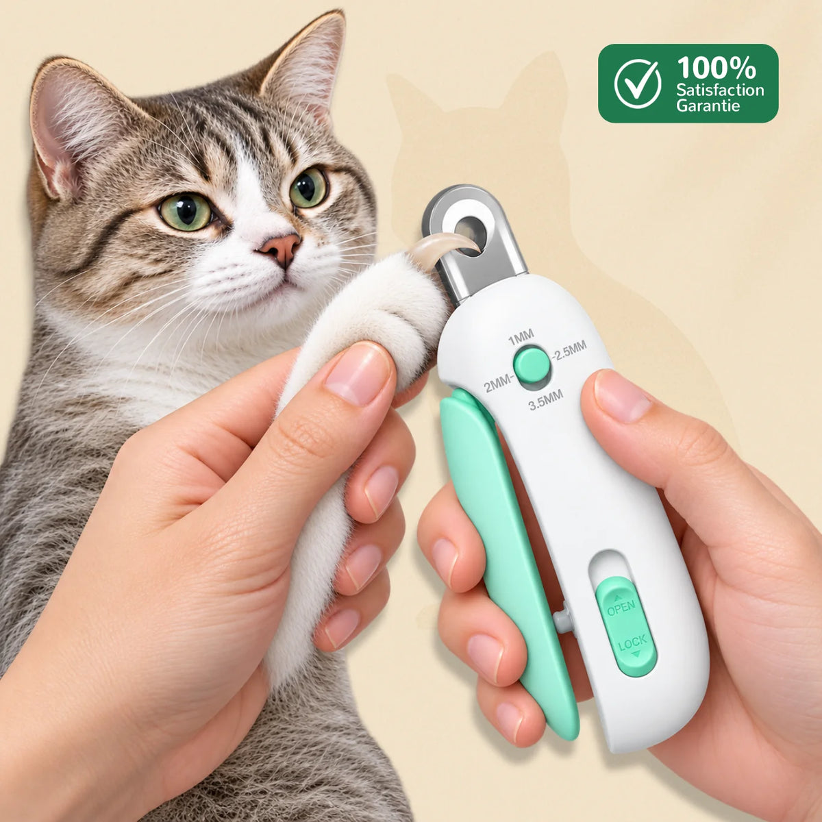 Coupe griffes chat ZenClaw bleu utilisé sur la patte d’un chat – Oaura