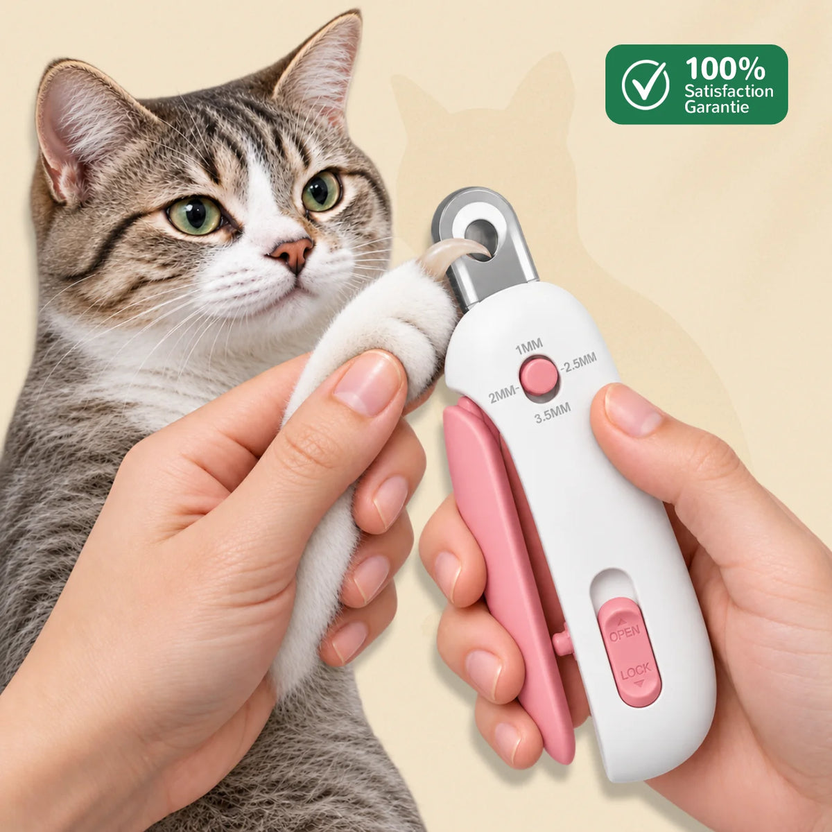Coupe des griffes d’un chat avec le coupe-ongles ZenClaw rose à ouverture réglable – Oaura