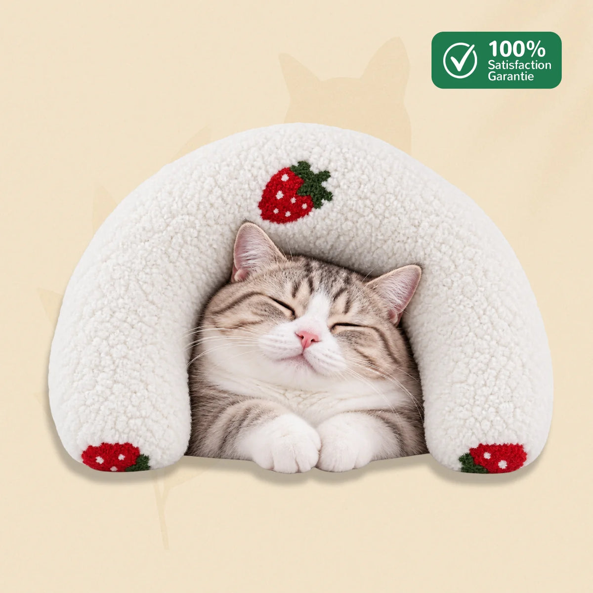 Coussin CozyU blanc en peluche avec motifs fraise autour d’un chat endormi – Oaura