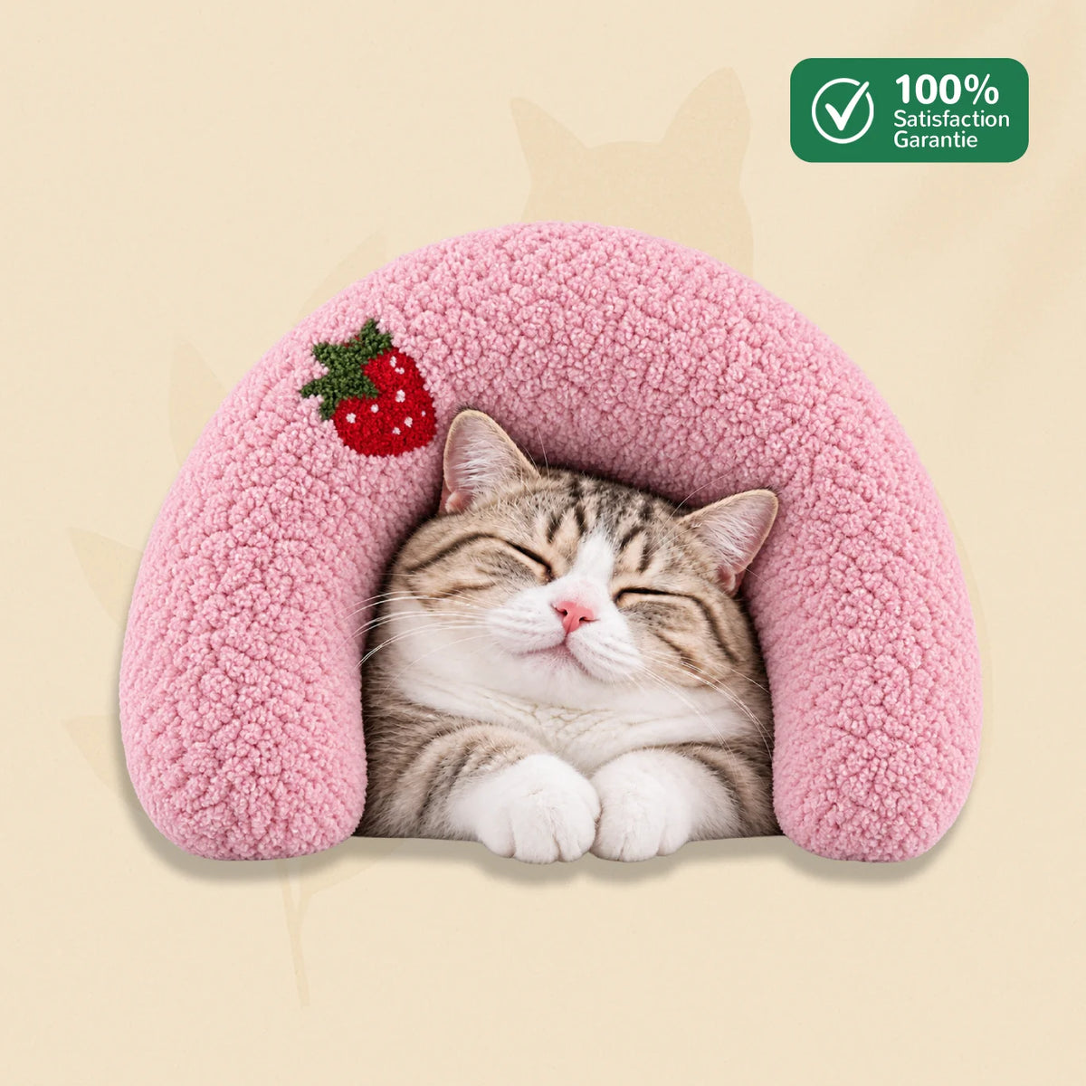 Chat endormi dans le coussin CozyU rose avec motif fraise brodé – Oaura