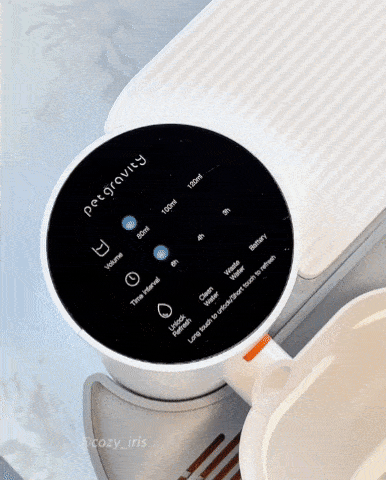 Démonstration de la fontaine Aquaflow qui remplace l’eau usée par de l’eau propre