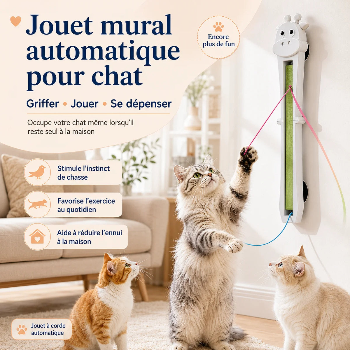 Trois chats jouant ensemble avec le jouet mural automatique GiraFly