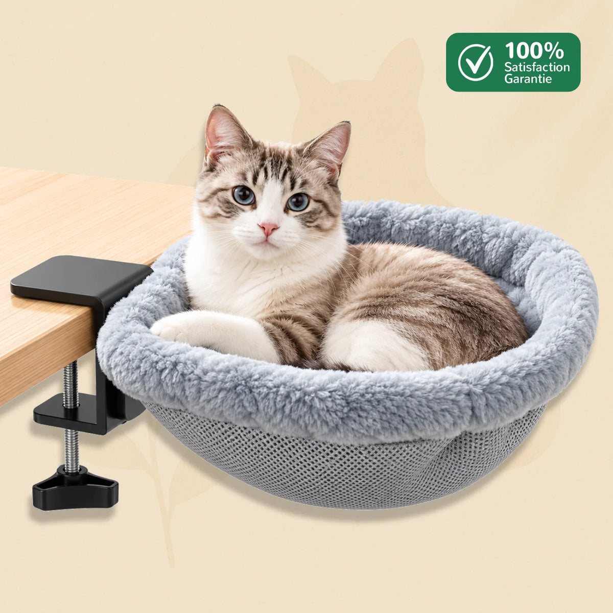 Hamac de bureau pour chat DeskNest gris avec chat allongé dans un couchage suspendu fixé par pince au bord d'une table