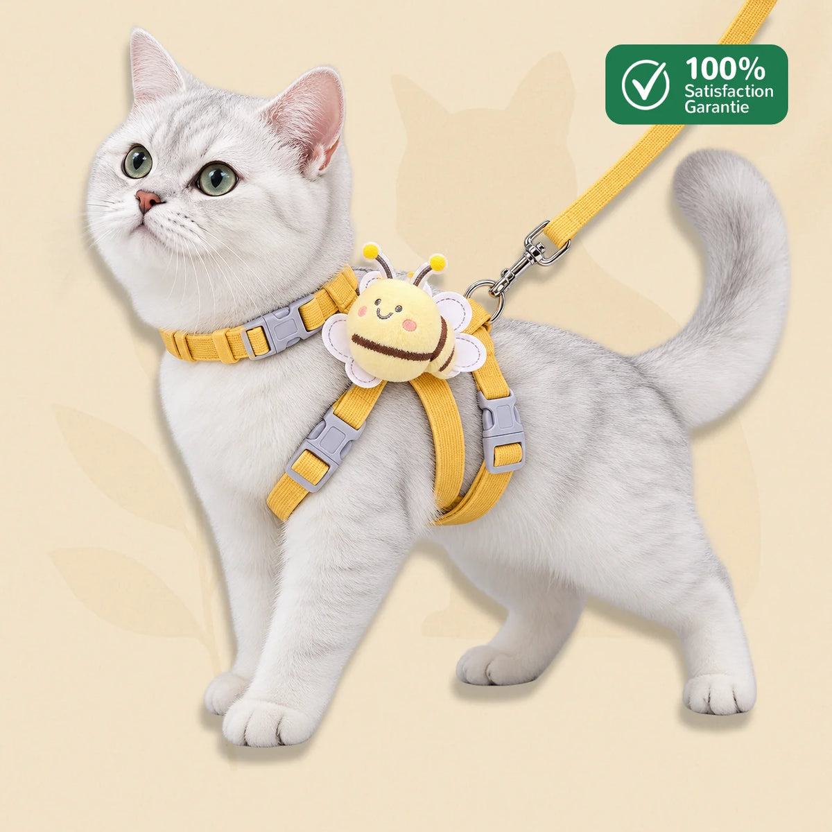 Chat portant le harnais abeille jaune BeeCats avec laisse assortie et peluche abeille sur le dos
