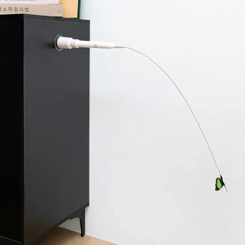 Papillon interactif pour chat FlutterPlay fixé sur un meuble avec ventouse