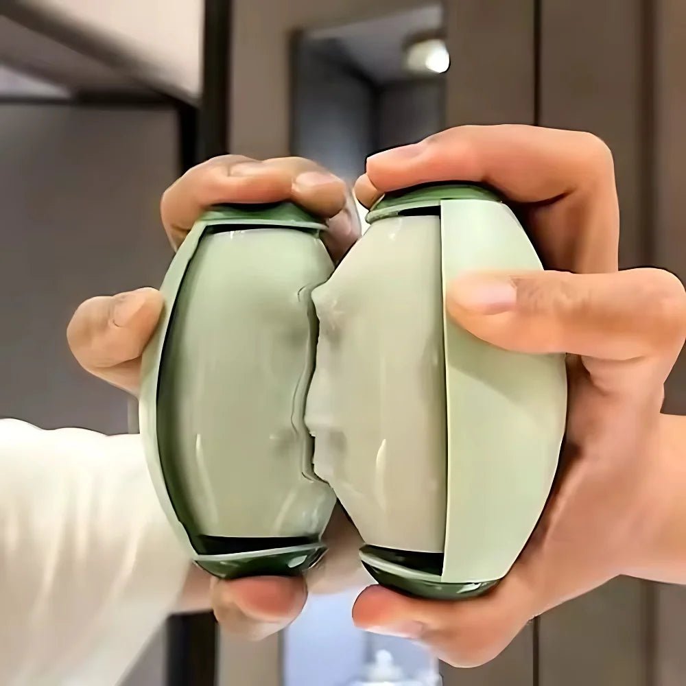 Deux roulettes anti-poil Furilo tenues en main pour présenter leur coque compacte et résistante