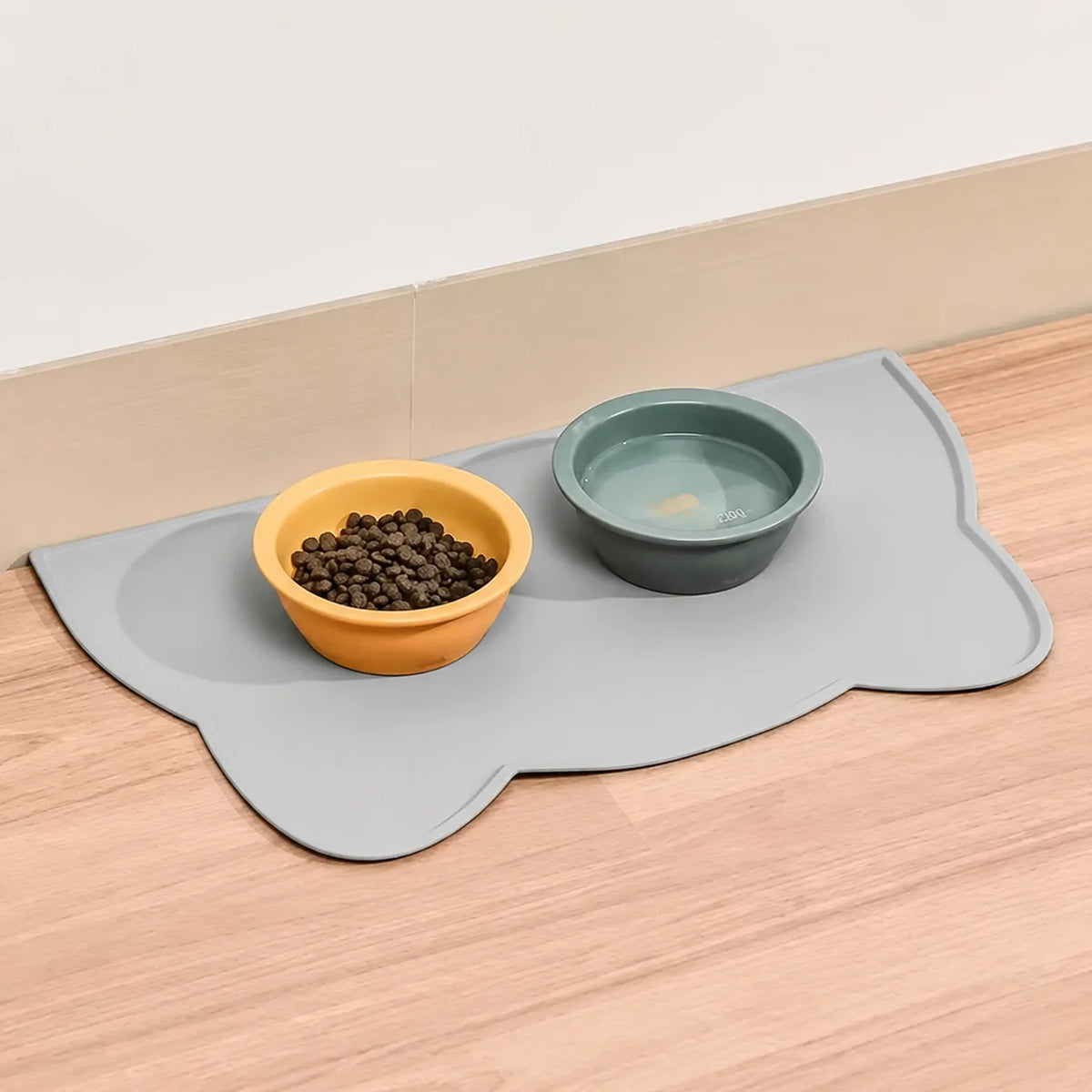 Tapis gamelle chat silicone gris avec bol d’eau et gamelle de croquettes
