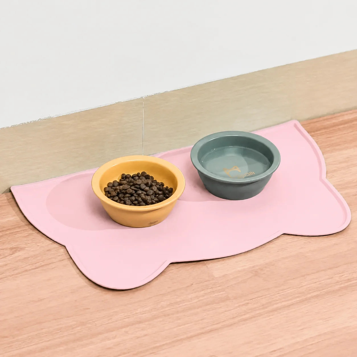 Tapis gamelle chat silicone rose avec gamelle d’eau et croquettes