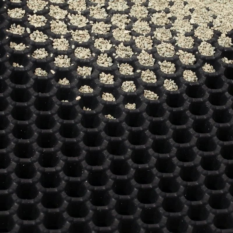 Grains de litière capturés dans les cellules profondes du tapis PurraMat