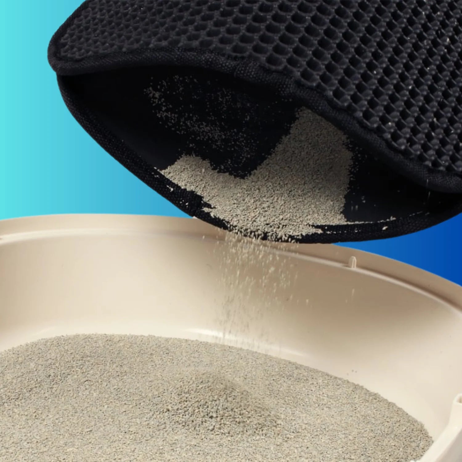Tapis litière chat PurraMat plié pour reverser les grains propres dans le bac